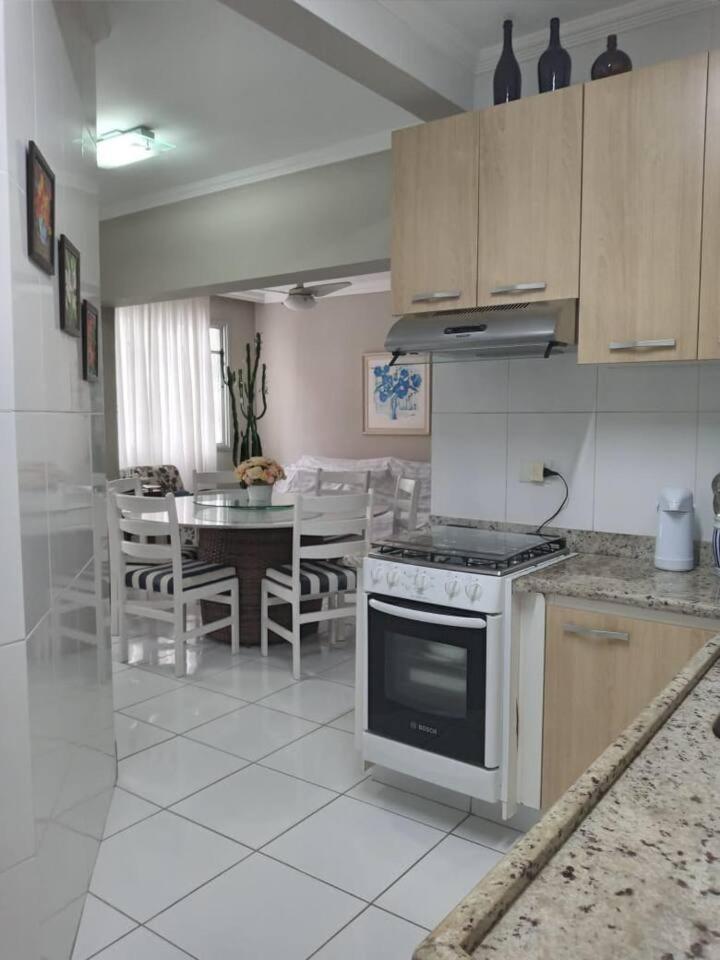Апартаменты Apartamento completo na calçada da praia Гуаружа Экстерьер фото